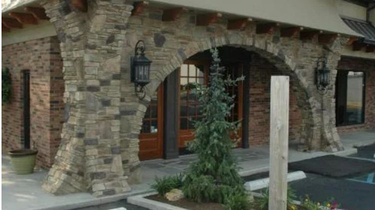 Home with Cheyenne stone veneer wainscoting